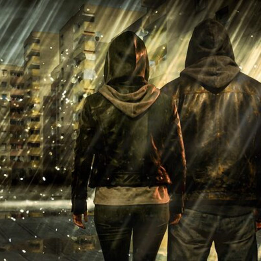 Das Titelbild von dem Hörspiel “Westmarkt - 2 Brände und ein Track wie ein Feuersturm“ auf ARDSounds. Eine Frau Links und ein Mann mit dem Rücken zur Kamera. Im Hintergrund sind Hochhäuser zu sehen. Es regnet. Das Bild wirkt Trist.